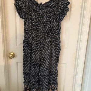 XXL women’s off the shoulder jumper.